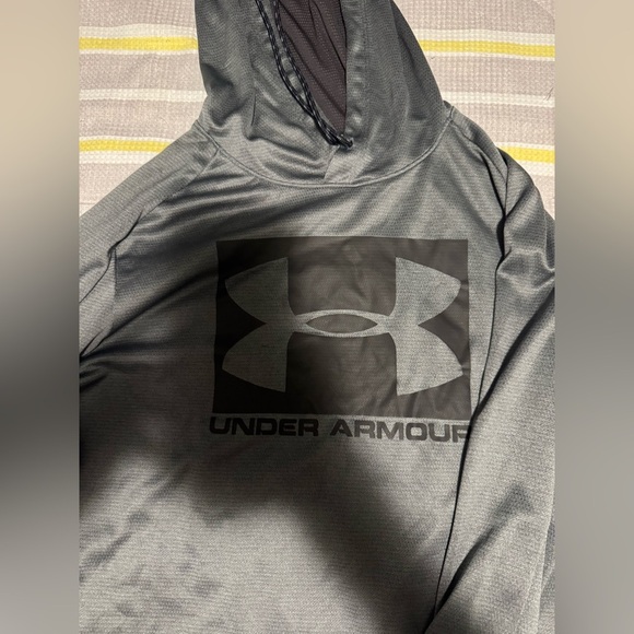 Under Armour Men’s light Weight Grey Sweatshirt - Picture 2 of 5